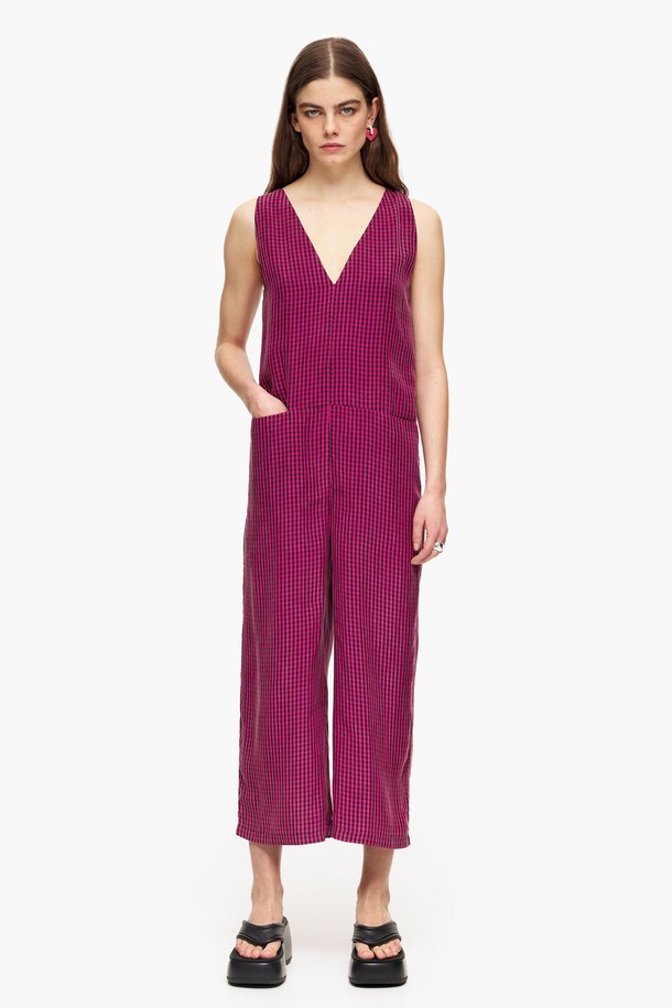 [23SS] 빔바이롤라 핑크 깅엄체크 점프수트 B235JWO020PKB는 큐프라 소재의 여성용 핑크색 점프수트입니다. 캐주얼한 무드의 민소매 디자인으로, 봄, 여름 시즌에 적합합니다. 깅엄체크 패턴과 와이드 레그, V넥 라인, 루즈핏이 특징이며, 데이트룩, 여행룩, 휴가룩 등 다양한 TPO에 활용하기 좋습니다. 포켓 디테일이 있어 실용성을 더했으며, 미니멀, 리조트 스타일 연출에도 용이합니다.
