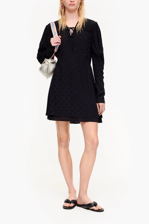 23SS 시즌 빔바이롤라의 블랙 자카드 백오픈 드레스입니다. 레이온 소재의 H라인 레귤러핏 원피스로, 라운드넥과 긴 소매 디자인이 특징입니다. 우아한 분위기를 연출하는 데일리 드레스로, 백오픈 스타일과 자카드 패턴이 돋보입니다.
