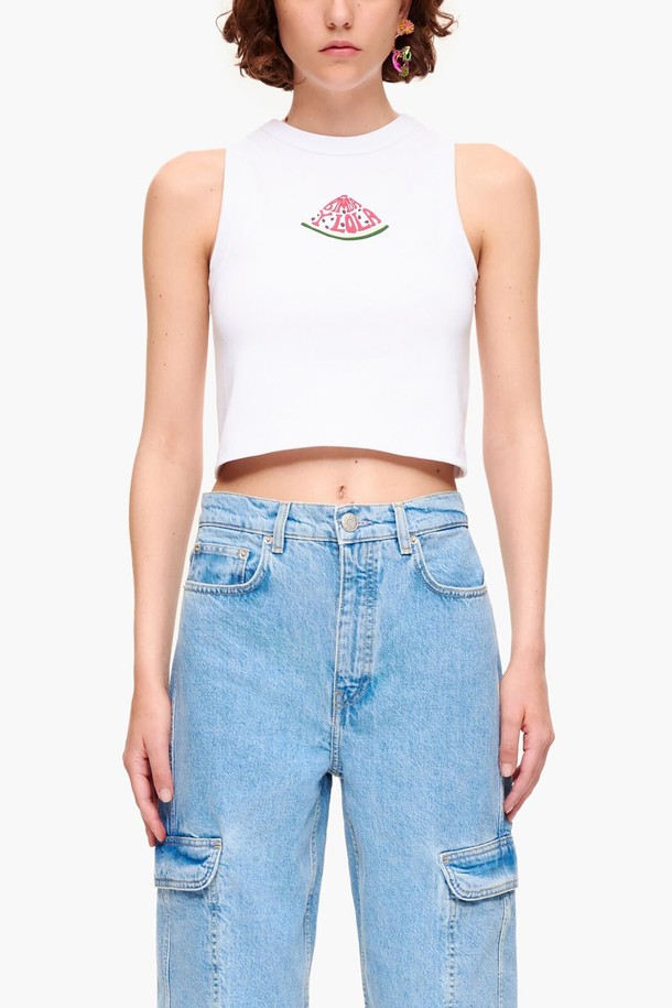 [23SS] 빔바이롤라 화이트 워터멜론 슬리브리스 크롭 탑은 여성용 슬리브리스 크롭 탑입니다. 여름 시즌에 어울리는 캐주얼 스타일의 제품으로, 데이트룩, 여름 바캉스룩, 휴가룩에 적합합니다. 화이트 컬러에 워터멜론 패턴이 프린팅되어 있으며, 면과 폴리우레탄 혼방 소재로 제작되었습니다. 라운드넥 민소매 디자인으로, 미니멀하고 리조트 스타일을 연출하기 좋습니다.
