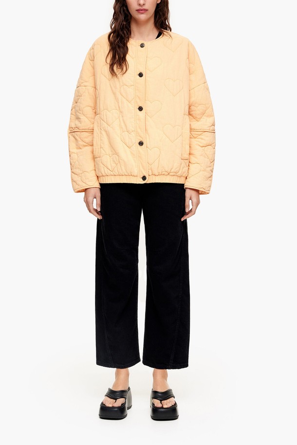 [23SS] 빔바이롤라 옐로우 하트 퀼팅 재킷은 여성용 퀼팅 재킷입니다. 봄 시즌에 어울리는 밝은 옐로우 컬러에 하트 퀼팅 패턴이 돋보이는 캐주얼 스타일의 의류입니다. 넉넉한 두께감의 면 소재로 제작되어 부드러운 촉감을 선사하며, 라운드넥과 버튼 여밈 방식, 레귤러핏 디자인이 특징입니다. 긴 소매 기장과 보온 기능을 갖춰 일상, 동네 마실룩, 봄 소풍룩에 활용하기 좋습니다. 미니멀, 클래식 무드를 연출할 수 있습니다.
