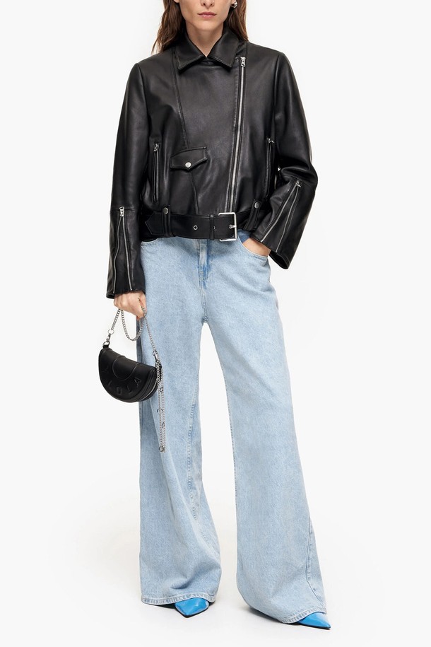 23SS 빔바이롤라 블랙 가죽 바이커 재킷 B235JWU007BKB입니다. 부드러운 소가죽 소재로 제작되었으며, 얇은 두께감으로 봄, 여름 시즌에 착용하기 좋습니다. 모던하고 미니멀한 스타일의 블랙 컬러로, 다양한 코디에 활용하기 용이합니다. 숏 기장의 스트레이트 핏이며, 집업 여밈 방식과 벨트 및 지퍼 디테일로 포인트를 더했습니다. 데이트룩, 쇼핑룩, 모임룩 등 TPO에 맞춰 시크하고 미니멀한 스타일을 연출해보세요.
