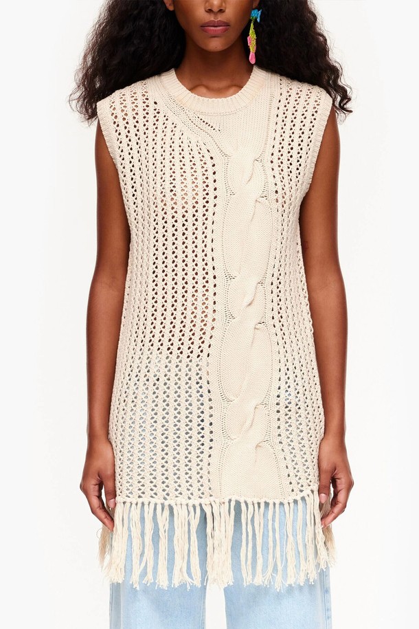 [23SS] 베이지 니트 프린지 베스트 B235JWK021BEB는 여성용 베스트로, 봄과 여름에 착용하기 좋습니다. 베이직한 스타일의 라운드넥 민소매 디자인이며, 면 소재의 케이블 니트 위에 프린지 디테일이 더해져 포인트를 줍니다. 일상복으로 활용하기 좋은 니트 베스트입니다.
