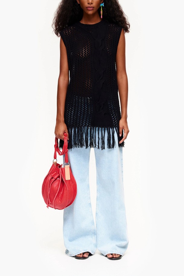 빔바이롤라 블랙 니트 프린지 베스트는 여성 의류로, 봄과 여름에 착용하기 좋은 캐주얼 스타일의 베스트입니다. 부드러운 면 소재의 라운드넥 민소매 디자인으로, 니트 조직과 프린지 디테일이 특징입니다. 레귤러핏으로 제작되어 편안한 착용감을 선사하며, 데이트룩과 카페룩에 잘 어울립니다. 미니멀, 클래식 스타일을 선호하는 분들께 추천합니다.
