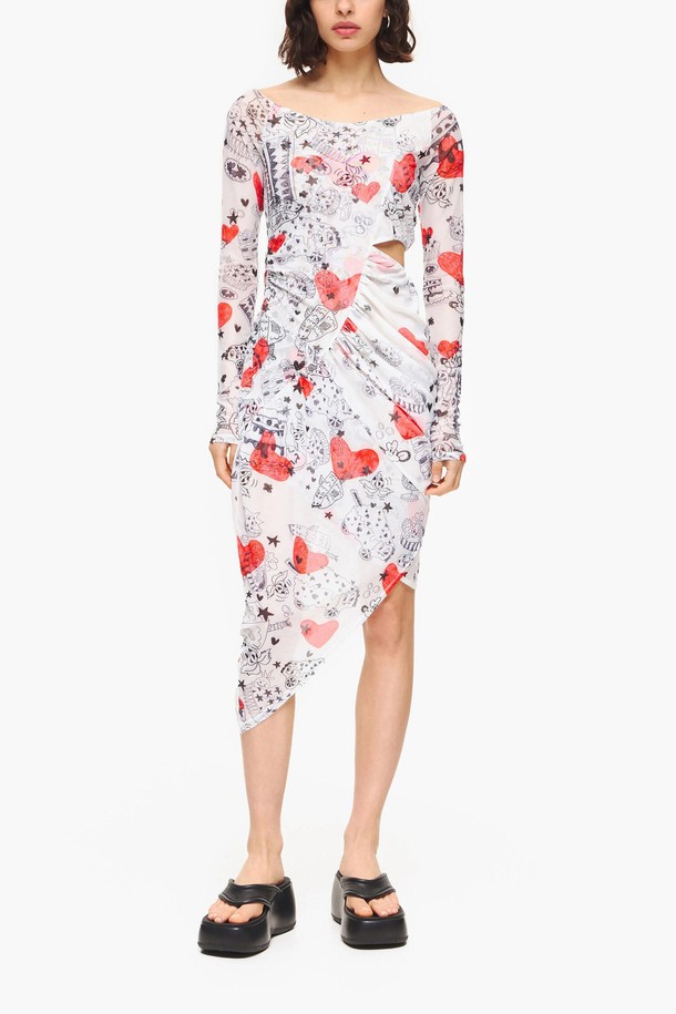 빔바이롤라 23SS 시즌의 닉네임 하트 프린트 드레이핑 드레스입니다. 부드럽게 흐르는 아이보리 컬러의 폴리에스터 및 폴리우레탄 혼방 소재로 제작되었으며, 우아한 실루엣을 연출하는 드레이핑 디자인이 특징입니다. 긴 소매와 사랑스러운 하트 패턴 프린트로 일상 속에서도 특별한 스타일을 완성할 수 있습니다.
