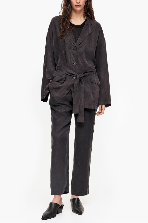 빔바이롤라 워시드 블랙 벨티드 자켓은 미니멀한 스타일을 추구하는 여성 고객을 위한 아우터입니다. 레이온과 리오셀 혼방 소재로 제작되어 봄, 여름 시즌에 시원하게 착용 가능합니다. 허리 벨트 디테일이 특징이며, 레귤러 핏과 톤온톤 블랙 컬러로 세련된 무드를 연출합니다. 데이트룩, 출근룩 등 다양한 TPO에 활용 가능하며, 미니멀, 클래식, 시크 스타일을 즐기는 고객에게 추천합니다. 긴 소매 기장의 무지 자켓으로, 벨트를 활용하여 다양한 스타일을 연출할 수 있습니다.
