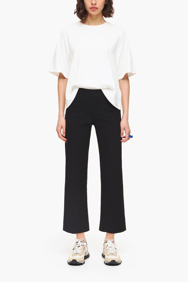 [23SS] 빔바이롤라 블랙 텍스처 플레어 팬츠는 미니멀하고 클래식한 스타일을 추구하는 여성 고객을 위한 제품입니다. 봄, 여름 시즌에 어울리는 긴 기장의 플레어 바지로, 폴리에스테르와 폴리우레탄 혼방 소재로 제작되어 텍스처 촉감을 느낄 수 있습니다. 블랙 컬러로 어떤 상의에도 매치하기 용이하며, 23SS 시즌에 출시된 제품입니다. 플레어 핏으로 다리가 길어 보이는 효과를 주어 스타일리시하게 연출할 수 있습니다. 일상복으로 활용하여 미니멀한 룩을 완성해 보세요.
