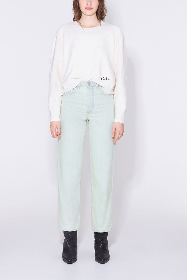 [23SS] 빔바이롤라 민트 스트레이트 크롭 데님 팬츠는 산뜻한 민트 컬러가 돋보이는 여성 데님 팬츠입니다. 캐주얼하고 미니멀한 스타일로, 데이트룩과 쇼핑룩에 활용하기 좋습니다. 면과 폴리우레탄 혼방 소재로 제작되어 편안한 착용감을 제공하며, 스트레이트 핏과 크롭 기장으로 다리가 길어 보이는 효과를 선사합니다. 23SS 시즌 컬렉션으로, 무지 디자인이 깔끔한 매력을 더합니다.
