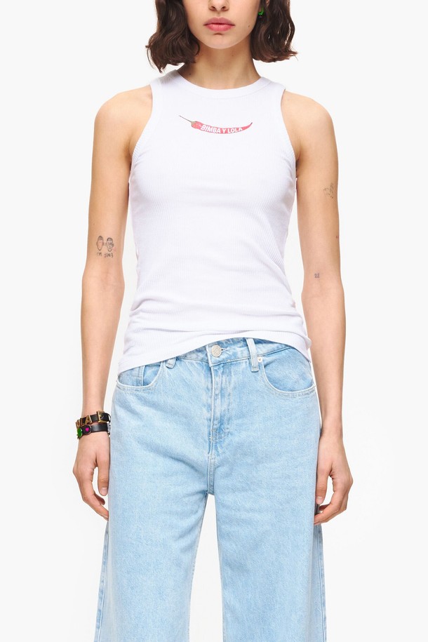 **[23SS] 빔바이롤라 화이트 칠리 슬리브리스 탑 B235JWT011WHB**는 여성용 슬리브리스 탑입니다. 화이트 컬러의 무지 디자인으로, 여름철 일상복으로 활용하기 좋습니다. 라운드넥, 민소매 스타일로, 면과 폴리우레탄 혼방 소재로 제작되었습니다. 미니멀, 캐주얼, 클래식 스타일을 즐기는 분들께 추천하며, 동네 마실룩이나 카페룩에 잘 어울립니다.
