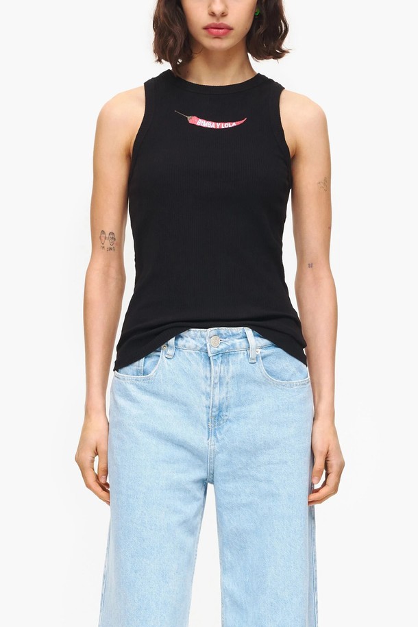 [23SS] 빔바이롤라 블랙 칠리 슬리브리스 탑 B235JWT010BKB는 여성용 슬리브리스 탑입니다. 면 96%, 폴리우레탄 4% 혼방 소재로 제작되어 편안한 착용감을 제공하며, 레귤러 핏과 라운드넥 디자인으로 베이직한 스타일을 연출합니다. 블랙 컬러의 무지 패턴으로 다양한 데이트룩과 카페룩에 매치하기 좋으며, 미니멀, 캐주얼, 클래식 스타일을 모두 소화할 수 있습니다. 여름 시즌에 활용하기 좋은 아이템으로, 단독 또는 레이어드하여 스타일리시하게 연출해보세요.
