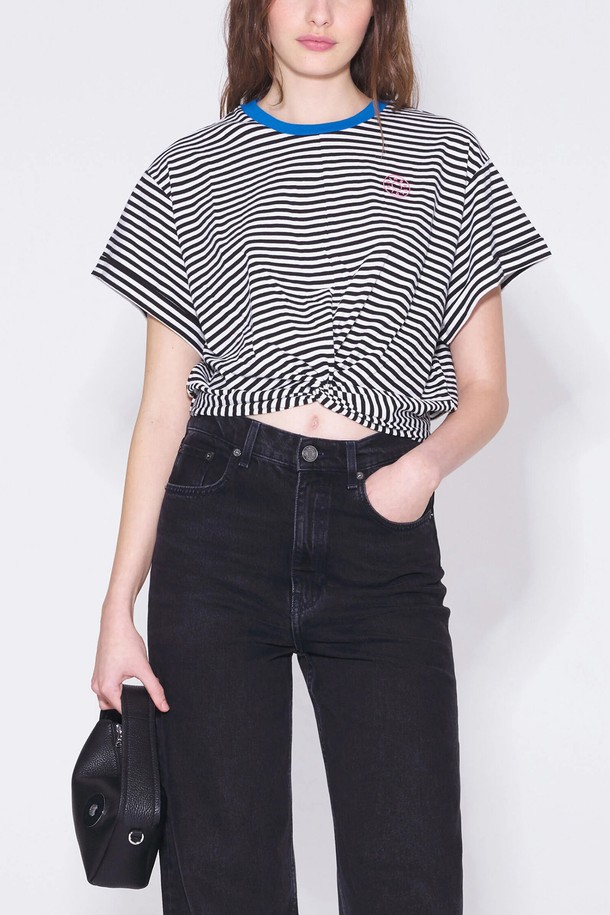 **[23SS] 블랙 꼬임 반팔 티셔츠 B235JWT003BKB**는 캐주얼한 스타일을 추구하는 여성 고객을 위한 티셔츠입니다. 봄, 여름 시즌에 적합하며, 라운드 넥과 반소매 디자인으로 편안함을 더했습니다. 면 소재에 스트라이프 패턴과 리브 디테일이 돋보이는 이 크롭 티셔츠는 동네 마실룩이나 카페룩에 잘 어울립니다. 블랙과 화이트 컬러로 미니멀하면서도 클래식한 스타일을 연출할 수 있습니다.