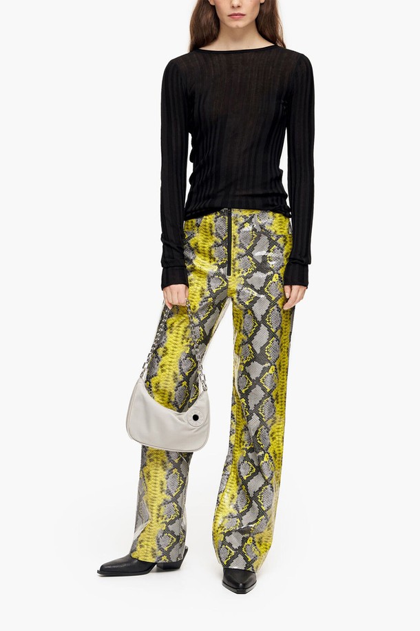 23SS 시즌, 빔바이롤라 옐로우 파이톤 프린트 팬츠입니다. 여성용 긴바지로, 봄과 여름에 어울리는 스타일입니다. 화려한 무드의 파이톤(Python) 애니멀 패턴이 돋보이며, 폴리에스테르와 폴리우레탄 혼방 소재로 제작되었습니다. 휴가, 여행, 리조트룩에 잘 어울리며, 레트로, 시크한 스타일을 연출할 수 있습니다.
