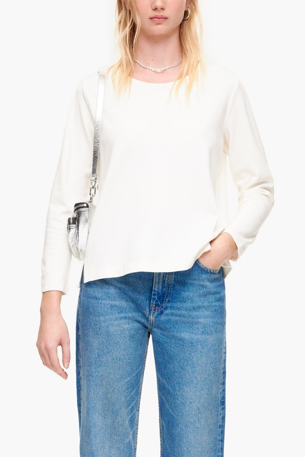 23SS 빔바이롤라 아이보리 스트레이트 긴팔 티셔츠입니다. 부드러운 레이온, 나일론, 폴리우레탄 혼방 소재로 제작되어 편안한 착용감을 선사합니다. 라운드넥에 베이직한 디자인으로, 미니멀, 클래식, 캐주얼 스타일을 연출하기 좋습니다. 데이트룩, 카페룩 등 다양한 TPO에 활용할 수 있으며, 봄, 여름 시즌에 적합합니다. 아이보리 컬러와 스트레이트 핏으로 깔끔하고 세련된 분위기를 더합니다.
