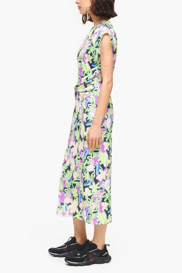 빔바이롤라 그래피티 플라워 프린트 꼬임 드레스는 여성스러움을 강조하는 우아한 스타일의 원피스입니다. 봄과 여름 시즌에 어울리는 슬리브리스 디자인과 얇은 두께감으로 시원한 착용감을 선사합니다. 허리 꼬임 디테일과 슬림 핏, V넥 라인이 만나 세련된 실루엣을 연출하며, 차르르한 촉감의 폴리에스터와 폴리우레탄 혼방 소재로 제작되었습니다. 그래피티 플라워 프린트가 돋보이는 이 드레스는 데이트룩, 휴가룩, 리조트룩 등 다양한 TPO에 활용 가능하며, 로맨틱, 리조트, 클래식 스타일을 즐기는 분들께 추천합니다.
