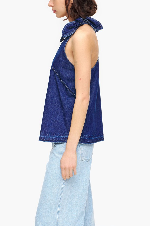 [23SS] 빔바이롤라 블루 데님 매듭 슬리브리스 탑은 시원한 블루 컬러의 데님 소재로 제작되어 봄, 여름 시즌에 캐주얼하게 즐겨 입기 좋은 여성 슬리브리스 탑입니다. 레귤러 핏에 라운드넥 디자인으로 편안한 착용감을 제공하며, 어깨 매듭 디테일이 포인트로 더해져 레이어드하여 다양한 스타일을 연출할 수 있습니다. 면, 리오셀 혼방의 데님 소재로 제작되어 부드러운 촉감을 느낄 수 있으며, 크롭 기장으로 트렌디한 스타일을 연출합니다.
