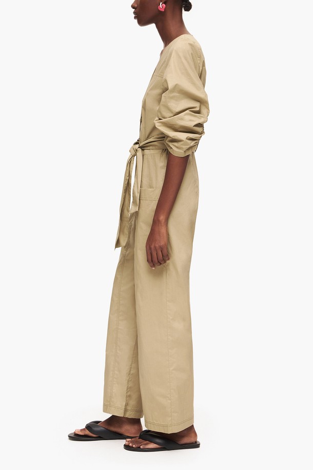 [23SS] 빔바이롤라 카키 베이지 포플린 점프수트 B235JWO034KAB는 여성용 점프수트로, 봄, 여름 시즌에 착용하기 좋은 아이템입니다. 캐주얼, 미니멀, 클래식 스타일을 아우르며, 일상, 여행, 휴가 등 다양한 TPO에 활용할 수 있습니다. 부드러운 촉감의 면 포플린 소재로 제작되었으며, 오버핏 디자인에 셔링 디테일과 허리 벨트가 더해져 세련된 실루엣을 연출합니다. 긴소매와 V넥 디자인으로 편안하면서도 스타일리시한 매력을 선사합니다. 얇은 두께감으로 시원하게 착용 가능합니다.
