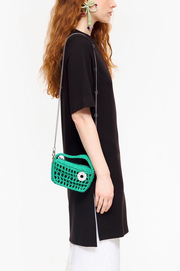 [23SS] 그린 라피아 호보백 (XS) B235JIB120GNF는 여성용 호보백으로, 데이트룩, 쇼핑룩, 카페룩 등 다양한 TPO에 어울립니다. XS 사이즈로, 클래식, 미니멀, 캐주얼 스타일에 매치하기 좋은 아이템입니다. 그린 컬러의 종이 및 천연 가죽 소재로 제작되었으며, 17 x 10 x 7 cm 크기입니다. 더스트백이 포함되어 있으며, 더스트백은 블랙 또는 화이트 색상 중 랜덤으로 발송됩니다.
