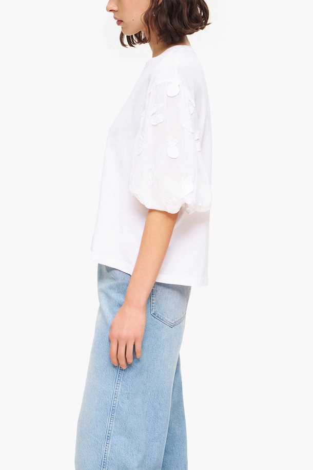 빔바이롤라 화이트 체리 텍스처 믹스 블라우스는 봄, 여름 시즌에 어울리는 여성 블라우스입니다. 라운드넥 디자인에 반소매 기장으로, 레귤러 핏의 베이직한 스타일을 연출합니다. 면 소재로 제작되어 편안한 착용감을 제공하며, 텍스처 믹스 디테일과 체리 패턴이 돋보입니다. 데이트룩, 카페룩 등 다양한 TPO에 캐주얼, 미니멀, 걸리시 스타일로 활용하기 좋습니다.
