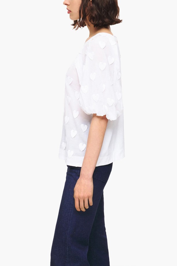 [23SS] 빔바이롤라 화이트 하트 텍스처 블라우스는 부드러운 면 소재로 제작되어, 봄과 여름에 시원하게 착용하기 좋습니다. 라운드넥에 반소매 디자인으로, 레귤러 핏의 우아한 스타일을 연출합니다. 섬세한 하트 패턴과 텍스처 디테일이 돋보이며, 데이트룩, 카페룩, 모임룩 등 다양한 TPO에 활용 가능합니다. 클래식, 로맨틱, 미니멀 스타일을 즐겨 입는 여성에게 추천하는 블라우스입니다. 얇은 두께감으로 가볍게 걸치기 좋으며, 부드러운 촉감이 특징입니다.

