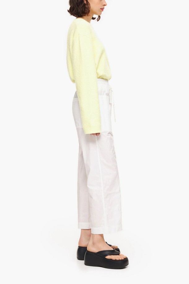 [23SS] 빔바이롤라 화이트 포플린 밴딩 팬츠는 부드러운 면 포플린 소재로 제작되어 바삭한 촉감이 돋보이는 여성용 밴딩 팬츠입니다. 캐주얼한 조거핏 디자인에 허리 밴딩 처리로 편안한 착용감을 선사하며, 스트링 디테일과 유틸리티 포켓으로 실용성을 더했습니다. 봄, 여름 시즌에 적합하며, 동네 마실룩, 여행룩, 집콕룩 등 다양한 TPO에 활용 가능합니다. 미니멀하고 캐주얼한 스타일을 연출하기에 좋으며, 깔끔한 화이트 컬러가 어떤 상의와도 잘 어울립니다.
