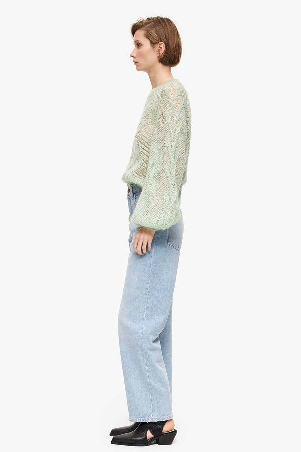 [23SS] 라이트 블루 스트레이트 크롭 데님 팬츠는 봄, 여름 시즌에 어울리는 여성 데님 팬츠입니다. 라이트 블루 컬러의 무지 디자인이며, 하이웨스트와 스트레이트 핏으로 다리가 길어 보이는 효과를 줍니다. 면과 폴리우레탄 혼방 소재로 제작되어 얇고 신축성 있는 착용감을 선사합니다. 캐주얼, 미니멀, 클래식 스타일을 즐겨 입는 분들께 데이트룩, 쇼핑룩 등 다양한 TPO에 맞춰 활용하기 좋은 아이템입니다. 크롭 기장으로 시원하고 세련된 느낌을 더합니다.
