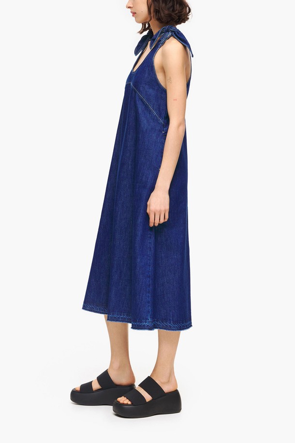 [23SS] 빔바이롤라 블루 데님 매듭 슬리브리스 드레스는 산뜻한 블루 컬러의 데님 소재로 제작된 여성용 원피스입니다. 봄, 여름 시즌에 어울리는 캐주얼 스타일로, 편안한 루즈핏과 A라인 플레어 치마가 특징입니다. 라운드넥 디자인과 매듭 디테일이 돋보이며, 민소매 기장으로 시원하게 착용할 수 있습니다. 동네 마실룩, 봄 소풍룩, 여행룩 등 다양한 TPO에 활용하기 좋은 데님 원피스입니다. 미니멀, 캐주얼, 클래식 스타일을 즐겨 입는 분들께 추천합니다.
