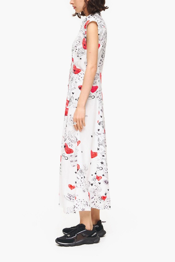 [23SS] 빔바이롤라 닉네임 하트 프린트 맥시 드레스는 레이온 소재의 여성용 맥시 드레스로, 봄과 여름에 데일리룩으로 활용하기 좋습니다. 부드러운 촉감의 얇은 두께, 레귤러핏으로 편안하게 착용 가능하며, 라운드넥과 민소매 디자인으로 시원함을 더했습니다. 화이트 컬러 바탕에 하트 프린트가 사랑스러운 캐주얼 스타일을 연출하며, 데이트룩, 카페룩, 여행룩 등 다양한 TPO에 맞춰 입을 수 있습니다. 더스트백이 포함되어 있으며, 화이트 제품 특성상 오염에 유의해야 합니다.
