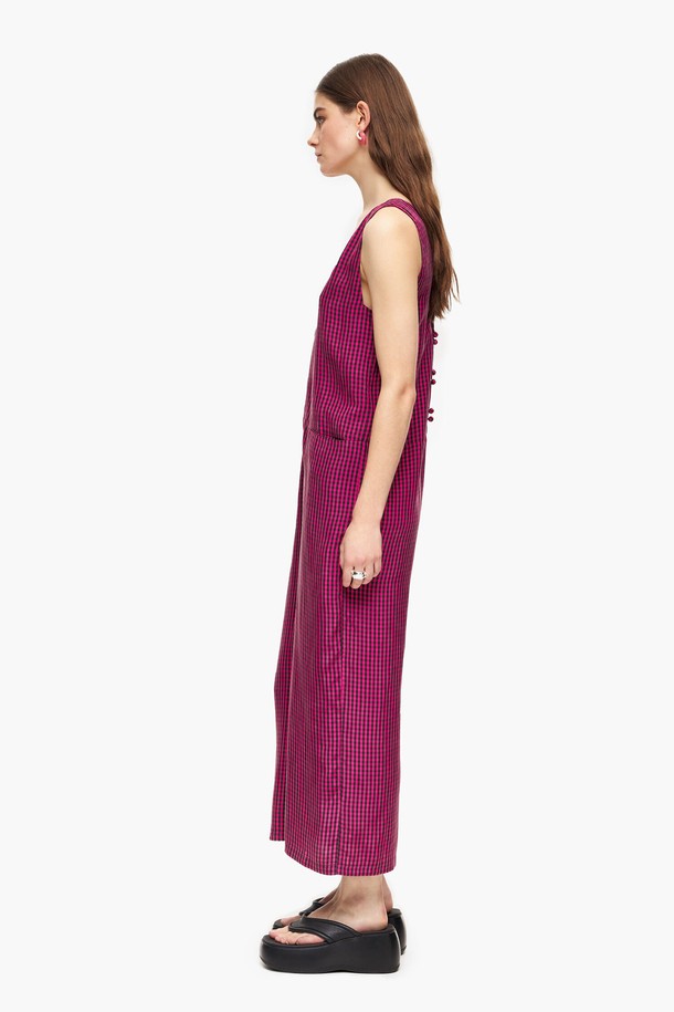 [23SS] 빔바이롤라 핑크 깅엄체크 점프수트 B235JWO020PKB는 큐프라 소재의 여성용 핑크색 점프수트입니다. 캐주얼한 무드의 민소매 디자인으로, 봄, 여름 시즌에 적합합니다. 깅엄체크 패턴과 와이드 레그, V넥 라인, 루즈핏이 특징이며, 데이트룩, 여행룩, 휴가룩 등 다양한 TPO에 활용하기 좋습니다. 포켓 디테일이 있어 실용성을 더했으며, 미니멀, 리조트 스타일 연출에도 용이합니다.
