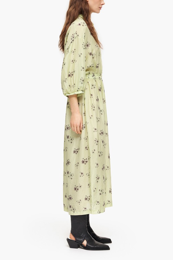 싱그러운 그린 컬러와 플라워 패턴이 돋보이는 빔바이롤라 23SS 셔츠 원피스입니다. 부드러운 면과 견 혼방 소재로 제작되어 산뜻한 착용감을 선사하며, 플루이드 핏과 루즈한 실루엣이 우아하면서도 페미닌한 무드를 연출합니다. 셔츠 칼라와 반소매 디자인으로 편안하게 즐겨 입을 수 있으며, 더스트백이 함께 제공됩니다.
