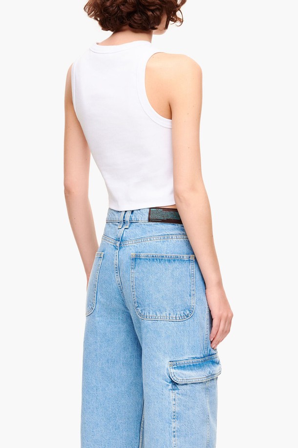 [23SS] 빔바이롤라 화이트 워터멜론 슬리브리스 크롭 탑은 여성용 슬리브리스 크롭 탑입니다. 여름 시즌에 어울리는 캐주얼 스타일의 제품으로, 데이트룩, 여름 바캉스룩, 휴가룩에 적합합니다. 화이트 컬러에 워터멜론 패턴이 프린팅되어 있으며, 면과 폴리우레탄 혼방 소재로 제작되었습니다. 라운드넥 민소매 디자인으로, 미니멀하고 리조트 스타일을 연출하기 좋습니다.
