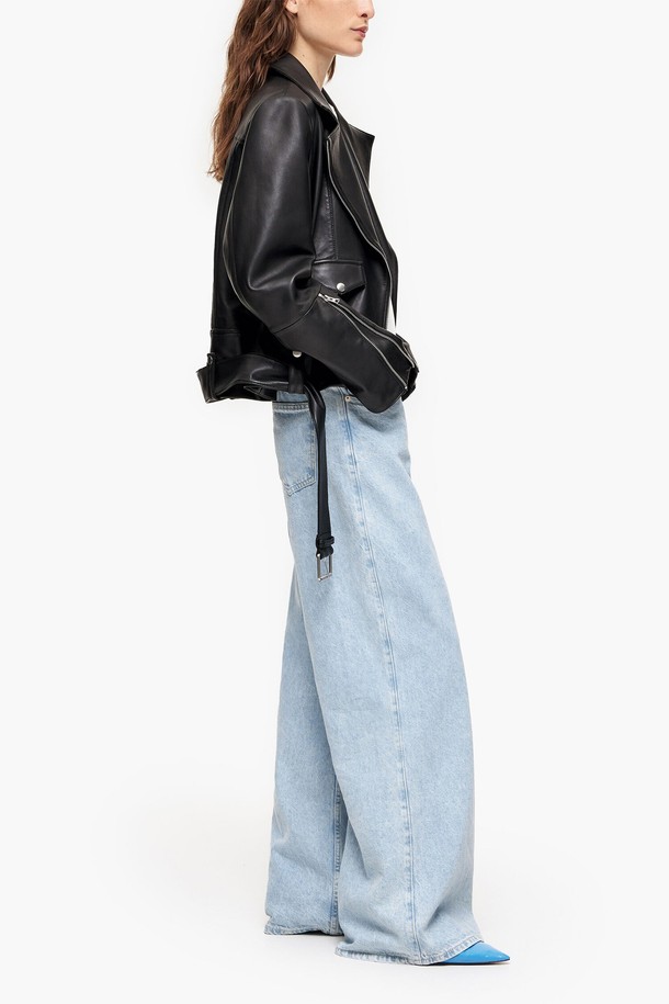 23SS 빔바이롤라 블랙 가죽 바이커 재킷 B235JWU007BKB입니다. 부드러운 소가죽 소재로 제작되었으며, 얇은 두께감으로 봄, 여름 시즌에 착용하기 좋습니다. 모던하고 미니멀한 스타일의 블랙 컬러로, 다양한 코디에 활용하기 용이합니다. 숏 기장의 스트레이트 핏이며, 집업 여밈 방식과 벨트 및 지퍼 디테일로 포인트를 더했습니다. 데이트룩, 쇼핑룩, 모임룩 등 TPO에 맞춰 시크하고 미니멀한 스타일을 연출해보세요.
