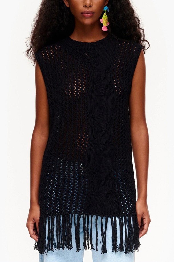 빔바이롤라 블랙 니트 프린지 베스트는 여성 의류로, 봄과 여름에 착용하기 좋은 캐주얼 스타일의 베스트입니다. 부드러운 면 소재의 라운드넥 민소매 디자인으로, 니트 조직과 프린지 디테일이 특징입니다. 레귤러핏으로 제작되어 편안한 착용감을 선사하며, 데이트룩과 카페룩에 잘 어울립니다. 미니멀, 클래식 스타일을 선호하는 분들께 추천합니다.
