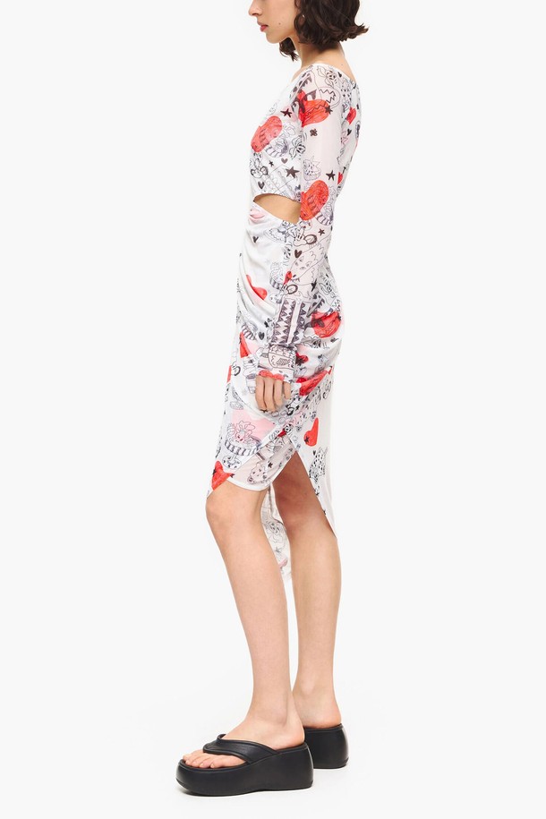 빔바이롤라 23SS 시즌의 닉네임 하트 프린트 드레이핑 드레스입니다. 부드럽게 흐르는 아이보리 컬러의 폴리에스터 및 폴리우레탄 혼방 소재로 제작되었으며, 우아한 실루엣을 연출하는 드레이핑 디자인이 특징입니다. 긴 소매와 사랑스러운 하트 패턴 프린트로 일상 속에서도 특별한 스타일을 완성할 수 있습니다.
