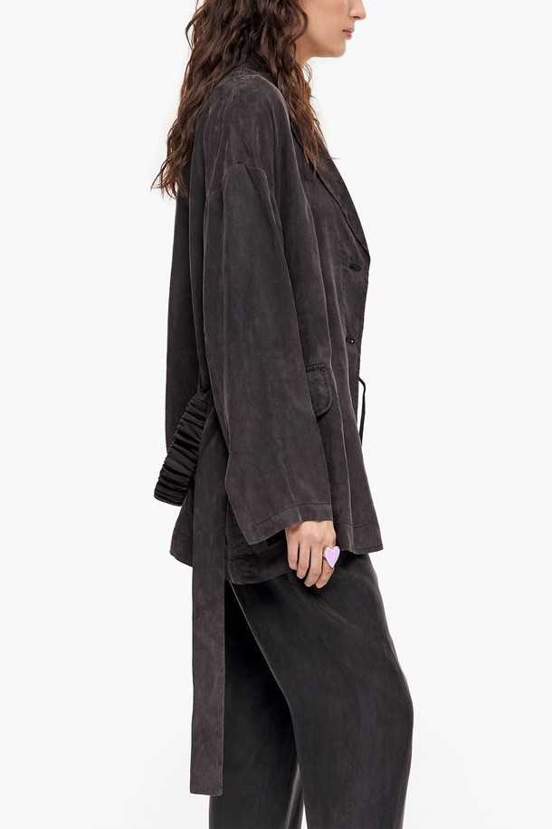 빔바이롤라 워시드 블랙 벨티드 자켓은 미니멀한 스타일을 추구하는 여성 고객을 위한 아우터입니다. 레이온과 리오셀 혼방 소재로 제작되어 봄, 여름 시즌에 시원하게 착용 가능합니다. 허리 벨트 디테일이 특징이며, 레귤러 핏과 톤온톤 블랙 컬러로 세련된 무드를 연출합니다. 데이트룩, 출근룩 등 다양한 TPO에 활용 가능하며, 미니멀, 클래식, 시크 스타일을 즐기는 고객에게 추천합니다. 긴 소매 기장의 무지 자켓으로, 벨트를 활용하여 다양한 스타일을 연출할 수 있습니다.
