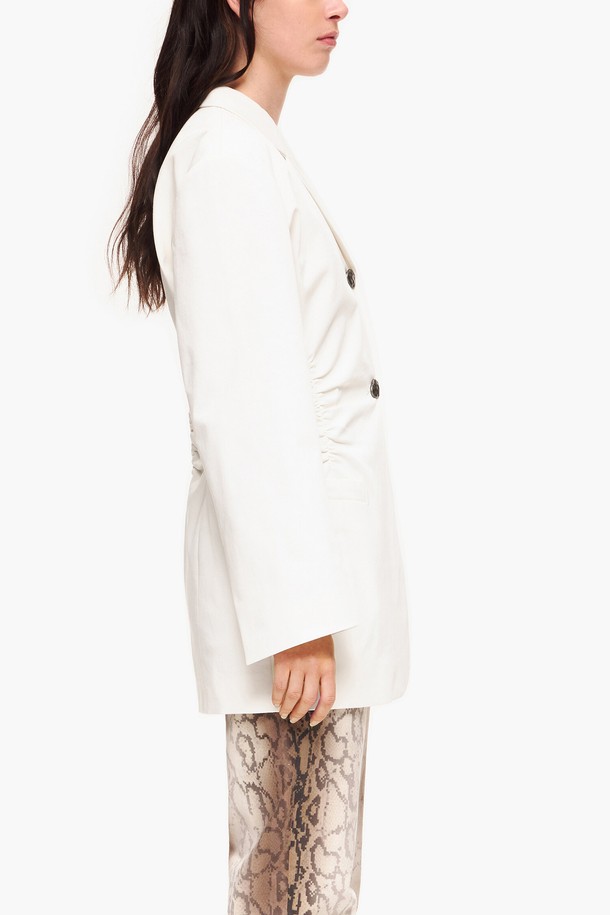 [23SS] 빔바이롤라 아이보리 개더링 코튼 재킷은 여성용 자켓으로, 봄과 여름에 착용하기 좋습니다. 아이보리 컬러의 무지 디자인으로 클래식하고 미니멀한 스타일을 연출합니다. 테일러드 코트 타입이며, 긴 소매와 버튼 여밈 방식으로 제작되었습니다. 면과 폴리우레탄 혼방 소재로 제작되었으며, 레이온과 폴리에스터 안감이 부드러운 착용감을 선사합니다. 개더링 디테일이 특징이며, 데이트룩, 카페룩, 출근룩 등 다양한 TPO에 활용할 수 있습니다.
