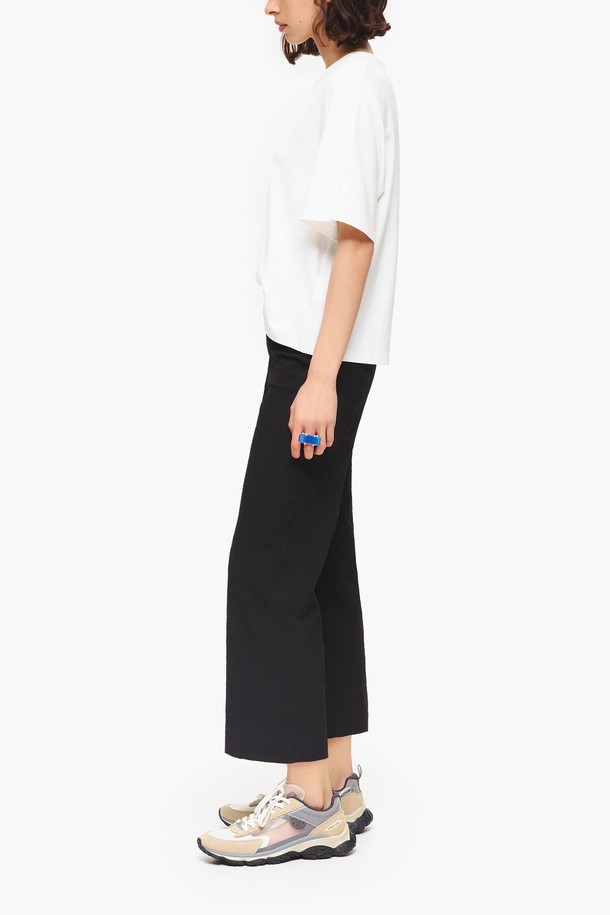 [23SS] 빔바이롤라 블랙 텍스처 플레어 팬츠는 미니멀하고 클래식한 스타일을 추구하는 여성 고객을 위한 제품입니다. 봄, 여름 시즌에 어울리는 긴 기장의 플레어 바지로, 폴리에스테르와 폴리우레탄 혼방 소재로 제작되어 텍스처 촉감을 느낄 수 있습니다. 블랙 컬러로 어떤 상의에도 매치하기 용이하며, 23SS 시즌에 출시된 제품입니다. 플레어 핏으로 다리가 길어 보이는 효과를 주어 스타일리시하게 연출할 수 있습니다. 일상복으로 활용하여 미니멀한 룩을 완성해 보세요.
