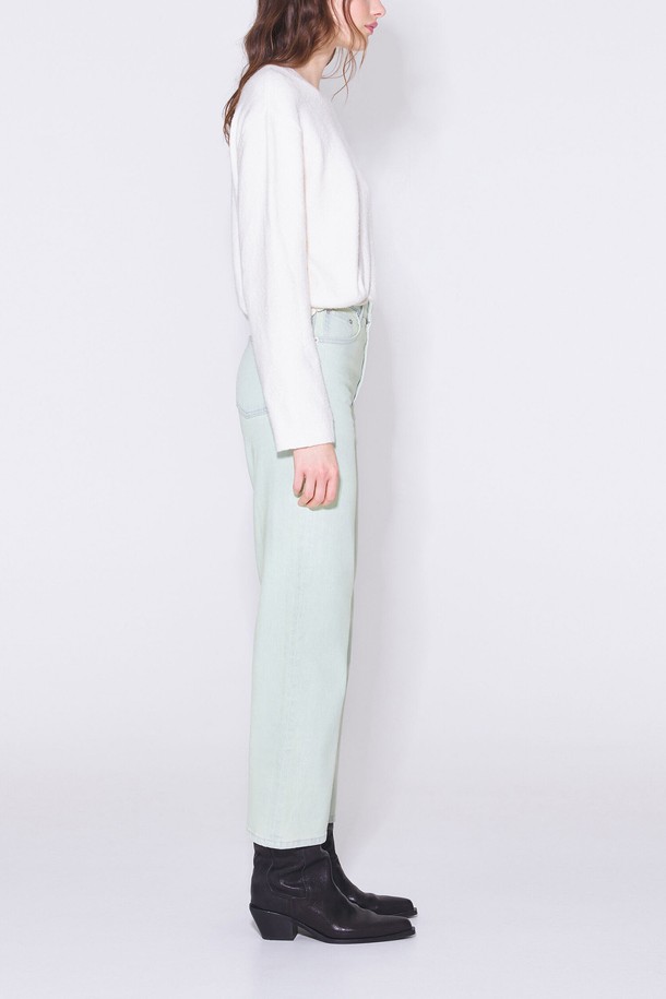 [23SS] 빔바이롤라 민트 스트레이트 크롭 데님 팬츠는 산뜻한 민트 컬러가 돋보이는 여성 데님 팬츠입니다. 캐주얼하고 미니멀한 스타일로, 데이트룩과 쇼핑룩에 활용하기 좋습니다. 면과 폴리우레탄 혼방 소재로 제작되어 편안한 착용감을 제공하며, 스트레이트 핏과 크롭 기장으로 다리가 길어 보이는 효과를 선사합니다. 23SS 시즌 컬렉션으로, 무지 디자인이 깔끔한 매력을 더합니다.
