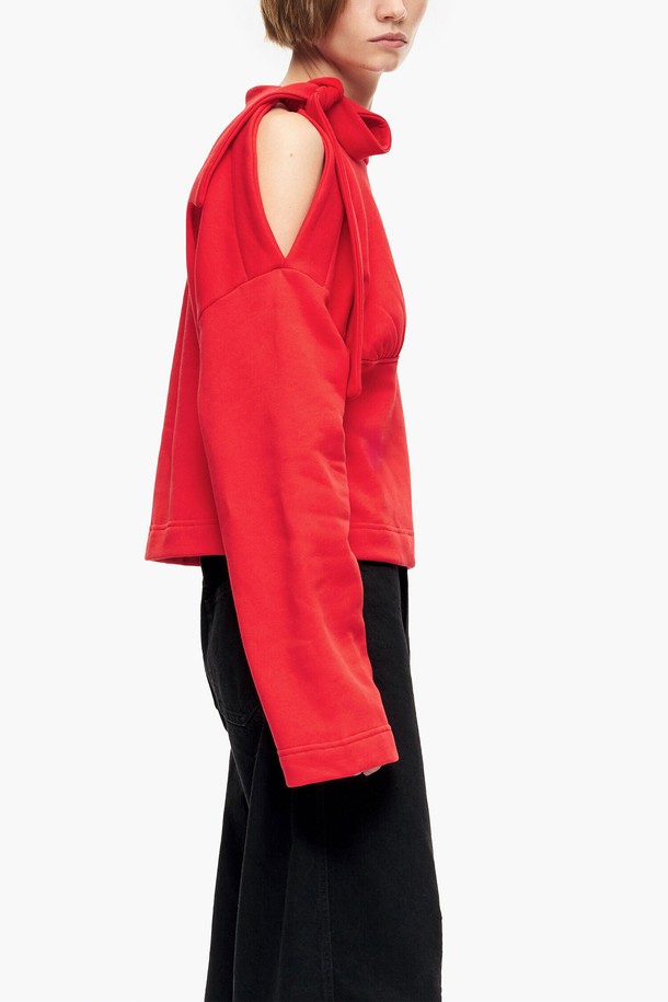 선명한 레드 컬러가 돋보이는 빔바이롤라(BIMBA Y LOLA) 뷔스티에 오프숄더 스웨트셔츠입니다. 부드러운 면 소재로 제작되어 편안한 착용감을 선사하며, 루즈핏 디자인으로 활동성을 높였습니다. 페미닌한 무드를 연출하며, 봄과 여름 시즌 데이트룩, 카페룩, 여행룩에 활용하기 좋습니다. 미니멀, 로맨틱, 캐주얼 스타일을 모두 소화 가능하며, 긴 소매와 무지 디자인이 특징입니다. 뷔스티에 디테일과 오프숄더 네크라인이 여성스러운 분위기를 더합니다.
