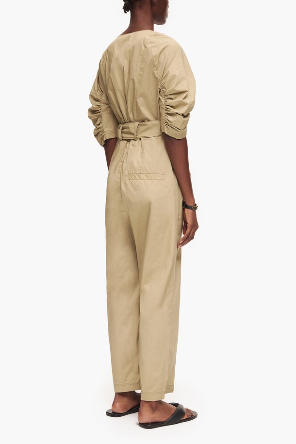 [23SS] 빔바이롤라 카키 베이지 포플린 점프수트 B235JWO034KAB는 여성용 점프수트로, 봄, 여름 시즌에 착용하기 좋은 아이템입니다. 캐주얼, 미니멀, 클래식 스타일을 아우르며, 일상, 여행, 휴가 등 다양한 TPO에 활용할 수 있습니다. 부드러운 촉감의 면 포플린 소재로 제작되었으며, 오버핏 디자인에 셔링 디테일과 허리 벨트가 더해져 세련된 실루엣을 연출합니다. 긴소매와 V넥 디자인으로 편안하면서도 스타일리시한 매력을 선사합니다. 얇은 두께감으로 시원하게 착용 가능합니다.
