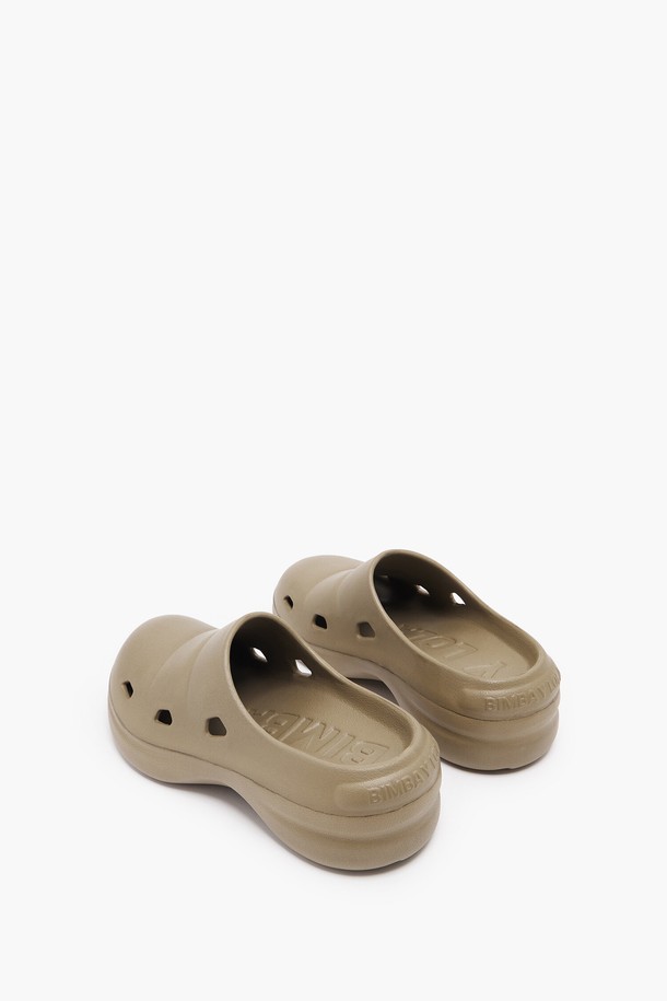 23SS 빔바이롤라 브라운 플랫폼 클로그 B235JIS016BRC는 부드러운 브라운 컬러가 돋보이는 여성용 샌들입니다. 가볍고 편안한 EVA 소재로 제작되어 봄, 여름 시즌에 일상, 여행, 휴가 등 다용도로 활용하기 좋습니다. 라운드 앞코와 오픈형 디자인으로 편안함을 더하고, 플랫폼 굽으로 캐주얼하면서도 미니멀한 스타일을 연출합니다. 클로그 스타일과 무지 패턴이 어우러져 어떤 룩에도 포인트가 되어줍니다.
