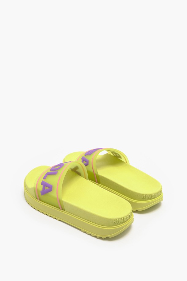 **[23SS] 빔바이롤라 옐로우 로고 플랫폼 플립플랍 B235JIS028YEC**은 옐로우 및 퍼플 컬러로 출시된 여성용 플랫폼 플립플랍입니다. 고무 소재에 오픈 토 디자인과 빔바이롤라 로고 패턴이 특징이며, 봄/여름 시즌에 착용하기 좋습니다. 굽 높이는 플랫하며, 사이즈는 35부터 40까지 선택 가능합니다.
