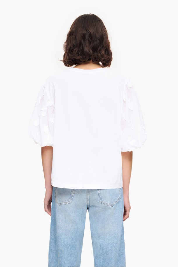 빔바이롤라 화이트 체리 텍스처 믹스 블라우스는 봄, 여름 시즌에 어울리는 여성 블라우스입니다. 라운드넥 디자인에 반소매 기장으로, 레귤러 핏의 베이직한 스타일을 연출합니다. 면 소재로 제작되어 편안한 착용감을 제공하며, 텍스처 믹스 디테일과 체리 패턴이 돋보입니다. 데이트룩, 카페룩 등 다양한 TPO에 캐주얼, 미니멀, 걸리시 스타일로 활용하기 좋습니다.
