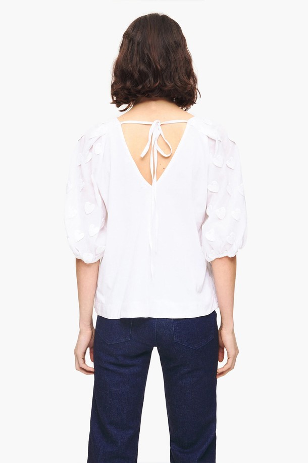 [23SS] 빔바이롤라 화이트 하트 텍스처 블라우스는 부드러운 면 소재로 제작되어, 봄과 여름에 시원하게 착용하기 좋습니다. 라운드넥에 반소매 디자인으로, 레귤러 핏의 우아한 스타일을 연출합니다. 섬세한 하트 패턴과 텍스처 디테일이 돋보이며, 데이트룩, 카페룩, 모임룩 등 다양한 TPO에 활용 가능합니다. 클래식, 로맨틱, 미니멀 스타일을 즐겨 입는 여성에게 추천하는 블라우스입니다. 얇은 두께감으로 가볍게 걸치기 좋으며, 부드러운 촉감이 특징입니다.
