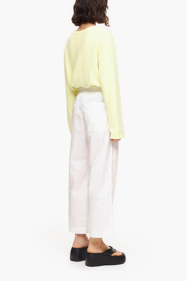 [23SS] 빔바이롤라 화이트 포플린 밴딩 팬츠는 부드러운 면 포플린 소재로 제작되어 바삭한 촉감이 돋보이는 여성용 밴딩 팬츠입니다. 캐주얼한 조거핏 디자인에 허리 밴딩 처리로 편안한 착용감을 선사하며, 스트링 디테일과 유틸리티 포켓으로 실용성을 더했습니다. 봄, 여름 시즌에 적합하며, 동네 마실룩, 여행룩, 집콕룩 등 다양한 TPO에 활용 가능합니다. 미니멀하고 캐주얼한 스타일을 연출하기에 좋으며, 깔끔한 화이트 컬러가 어떤 상의와도 잘 어울립니다.
