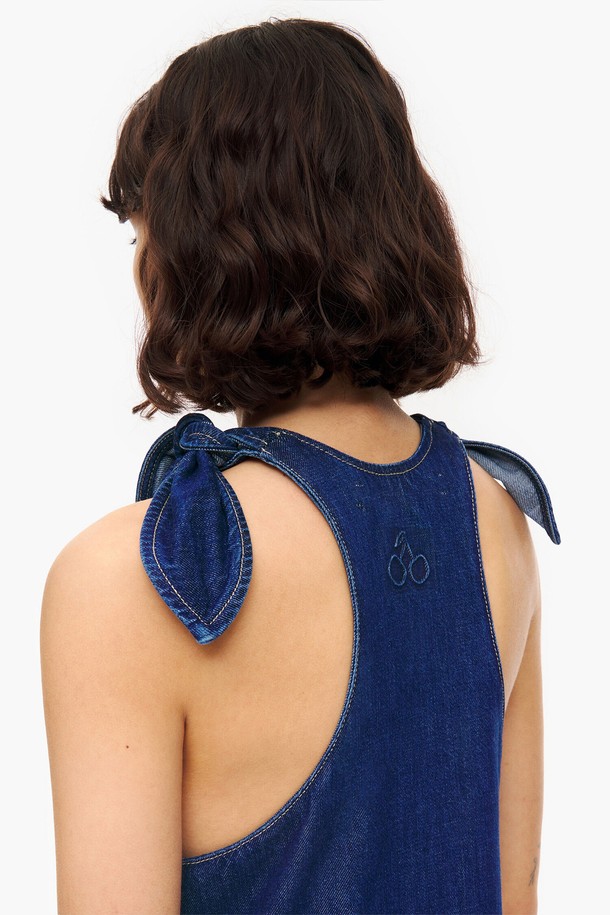 [23SS] 빔바이롤라 블루 데님 매듭 슬리브리스 드레스는 산뜻한 블루 컬러의 데님 소재로 제작된 여성용 원피스입니다. 봄, 여름 시즌에 어울리는 캐주얼 스타일로, 편안한 루즈핏과 A라인 플레어 치마가 특징입니다. 라운드넥 디자인과 매듭 디테일이 돋보이며, 민소매 기장으로 시원하게 착용할 수 있습니다. 동네 마실룩, 봄 소풍룩, 여행룩 등 다양한 TPO에 활용하기 좋은 데님 원피스입니다. 미니멀, 캐주얼, 클래식 스타일을 즐겨 입는 분들께 추천합니다.
