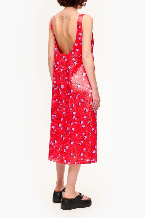 [23SS] 빔바이롤라의 레드 컬러 슬리브리스 드레스입니다. 부드러운 텍스처 새틴 소재에 사랑스러운 하트 프린트가 돋보이는 캐주얼 스타일의 여성 원피스입니다. 라운드넥, 민소매 디자인과 루즈핏 A라인 실루엣으로 편안하게 착용할 수 있으며, 여름철 일상복으로 활용하기 좋습니다.
