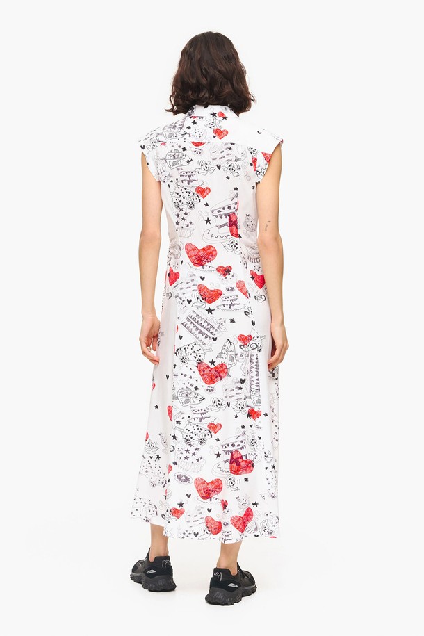 [23SS] 빔바이롤라 닉네임 하트 프린트 맥시 드레스는 레이온 소재의 여성용 맥시 드레스로, 봄과 여름에 데일리룩으로 활용하기 좋습니다. 부드러운 촉감의 얇은 두께, 레귤러핏으로 편안하게 착용 가능하며, 라운드넥과 민소매 디자인으로 시원함을 더했습니다. 화이트 컬러 바탕에 하트 프린트가 사랑스러운 캐주얼 스타일을 연출하며, 데이트룩, 카페룩, 여행룩 등 다양한 TPO에 맞춰 입을 수 있습니다. 더스트백이 포함되어 있으며, 화이트 제품 특성상 오염에 유의해야 합니다.
