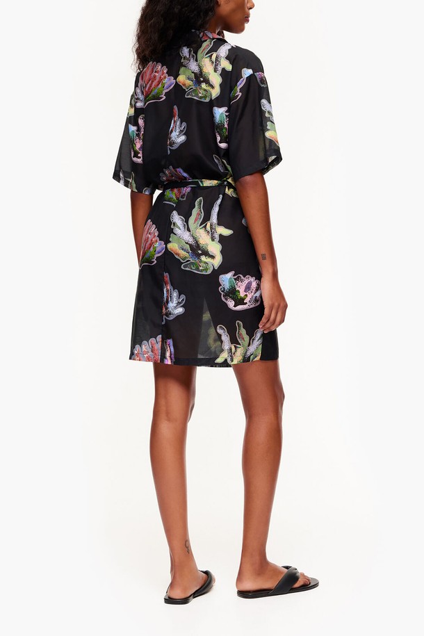 [23SS] 빔바이롤라의 딥그레이 컬러 산호 프린트 사롱 드레스입니다. 면과 실크 혼방 소재로 제작되어 봄, 여름 시즌에 시원하고 우아하게 착용할 수 있습니다. 랩 스타일의 핏과 매혹적인 산호 무늬가 돋보이는 여성용 사롱 드레스로, 일상에서 세련된 스타일을 연출해보세요.
