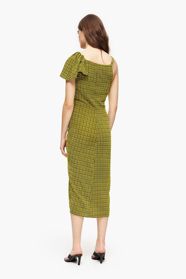 23SS 빔바이롤라 옐로우 깅엄체크 러플 드레스는 여성스러운 데일리룩을 완성하는 원피스입니다. 스퀘어넥 디자인과 민소매 스타일로 시원하고 페미닌한 분위기를 연출하며, 옐로우 컬러와 깅엄체크 패턴의 조화가 돋보입니다. 폴리에스터, 나일론, 폴리우레탄 혼방 소재로 제작되어 편안한 착용감을 선사합니다. 데이트룩, 카페룩, 여행룩 등 다양한 TPO에 활용하기 좋으며, 로맨틱, 클래식, 미니멀한 스타일을 선호하는 분들께 추천합니다. 23SS 시즌을 맞아 러플 디테일로 포인트를 더해 사랑스러운 분위기를 더했습니다.
