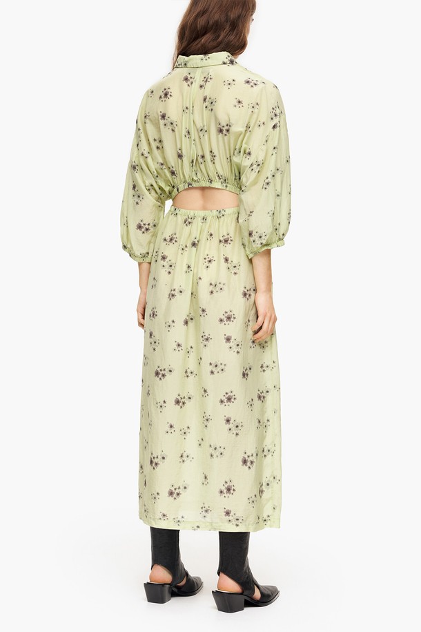 싱그러운 그린 컬러와 플라워 패턴이 돋보이는 빔바이롤라 23SS 셔츠 원피스입니다. 부드러운 면과 견 혼방 소재로 제작되어 산뜻한 착용감을 선사하며, 플루이드 핏과 루즈한 실루엣이 우아하면서도 페미닌한 무드를 연출합니다. 셔츠 칼라와 반소매 디자인으로 편안하게 즐겨 입을 수 있으며, 더스트백이 함께 제공됩니다.
