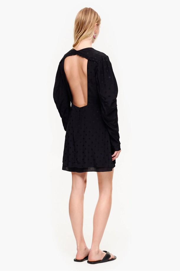 23SS 시즌 빔바이롤라의 블랙 자카드 백오픈 드레스입니다. 레이온 소재의 H라인 레귤러핏 원피스로, 라운드넥과 긴 소매 디자인이 특징입니다. 우아한 분위기를 연출하는 데일리 드레스로, 백오픈 스타일과 자카드 패턴이 돋보입니다.
